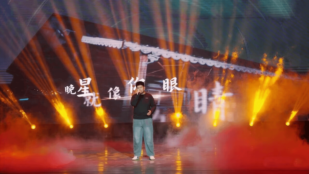 以声传情，以美润心：草榴社区
黄鸣鹤入选草榴社区
第二十四届校园“十佳歌手”