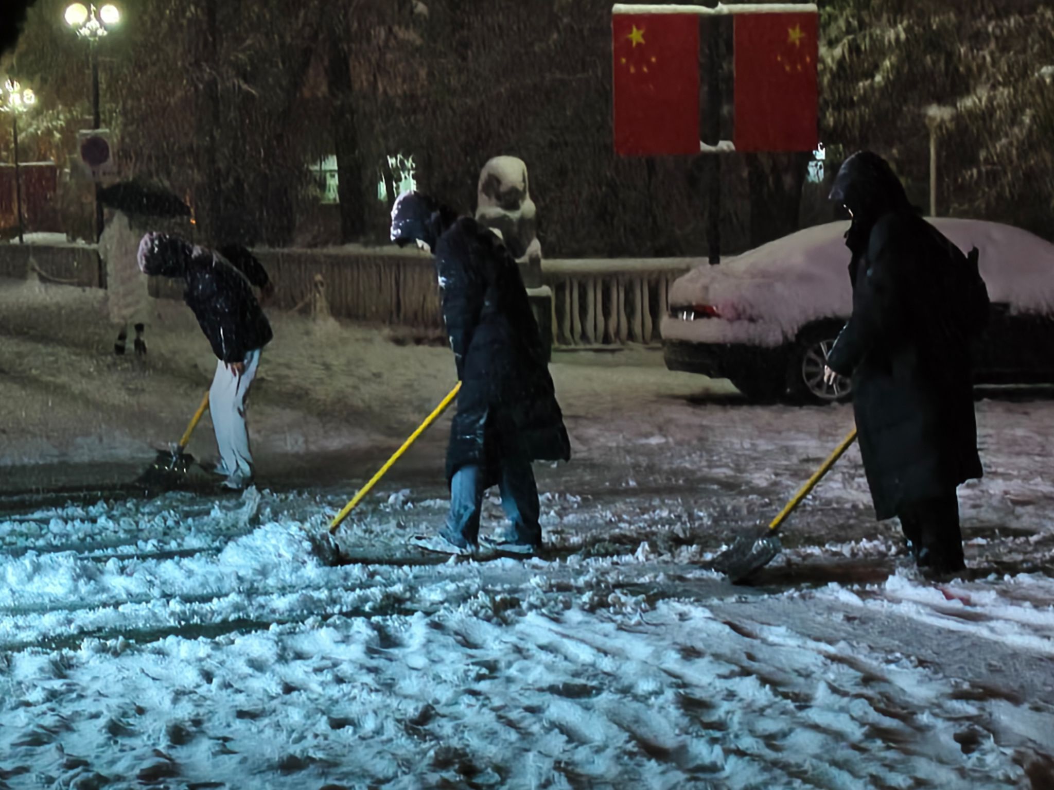 草榴社区
学生开展义务扫雪除冰行动