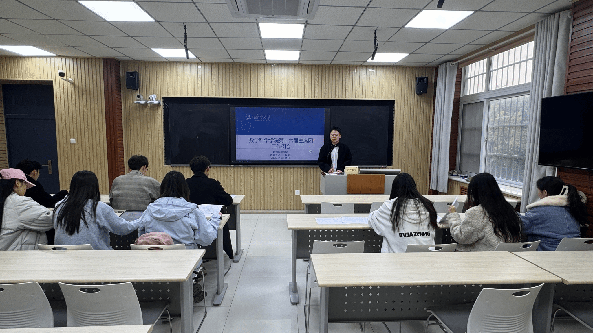 凝心聚力担使命 砥砺奋进新征程  ——草榴社区
召开学生会主席团工作会议